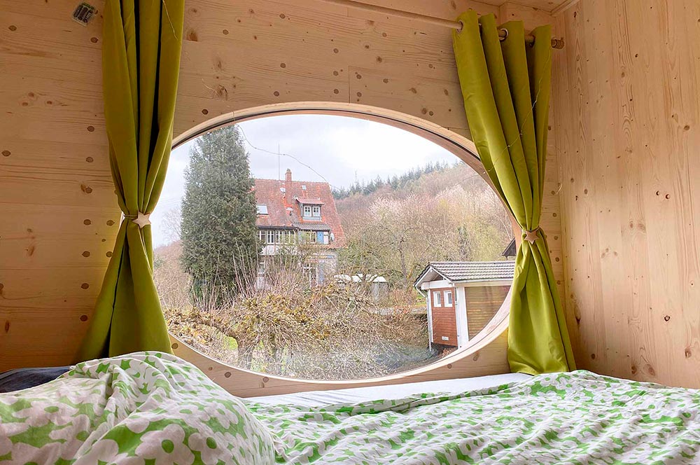 Foto von eco-ModulHaus Loft Bett und Bullauge-Fenster